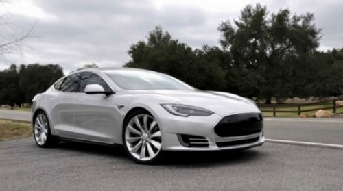 Tesla разрабатывает машину, которой не нужен водитель