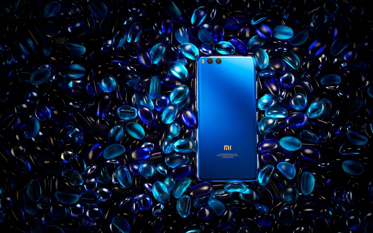 Смартфон октября. Xiaomi mi Note 3 4/64gb. Xiaomi mi Note 3 4/64gb Blue. Смартфон с голубым экраном. Смартфон голубой переливающийся.