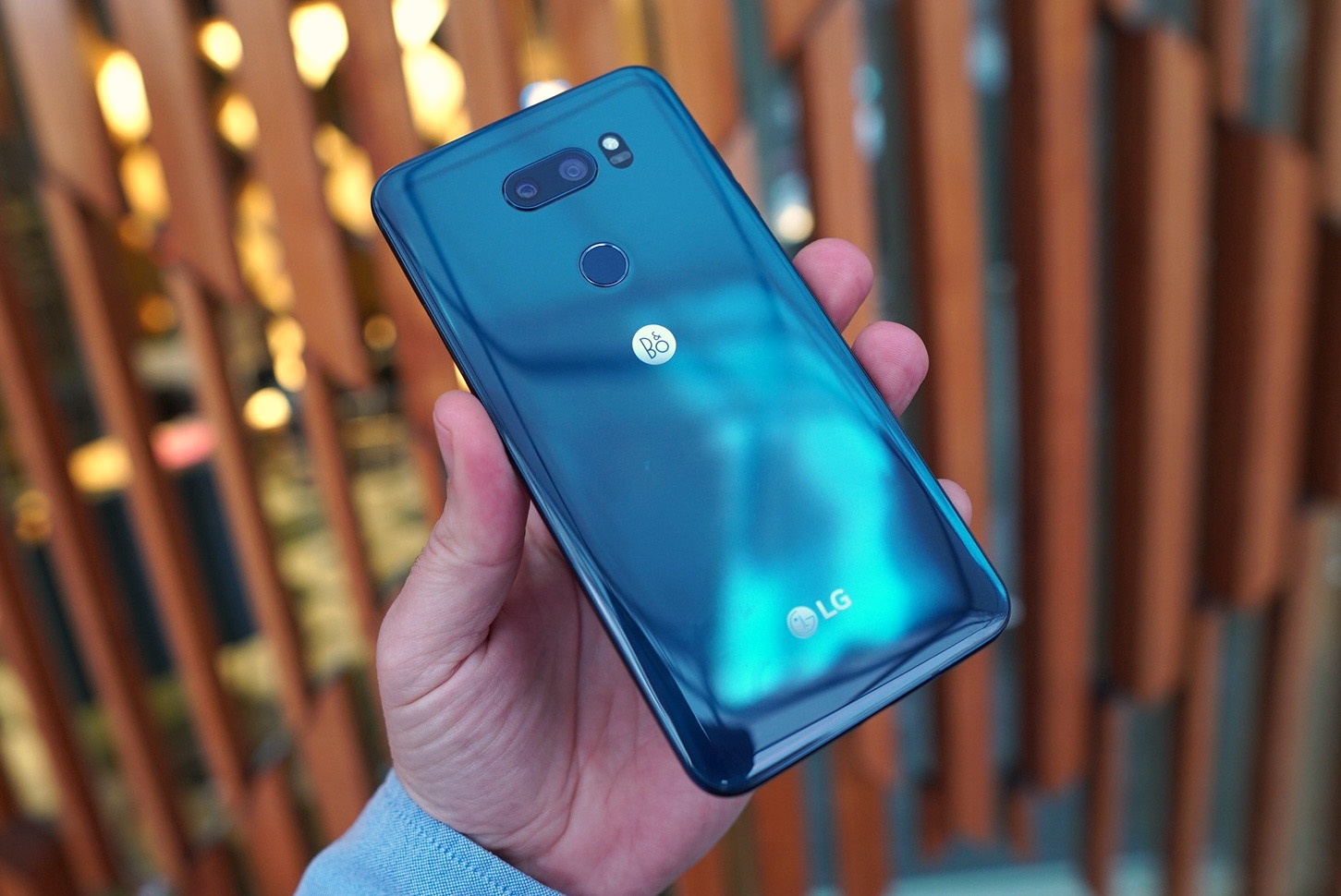 Thinq ai. LG v30s. Смартфон LG v30s+ THINQ. LG v30 THINQ зарядка. Чем разница LG v30 и LG v30 THINQ.