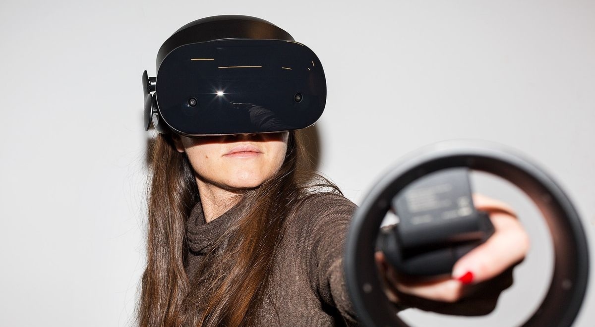Виртуальный шлем обзор. Microsoft VR шлем. Девушка в шлеме виртуальной реальности. Девушка в VR шлеме. Игровые шлемы с полным погружением.