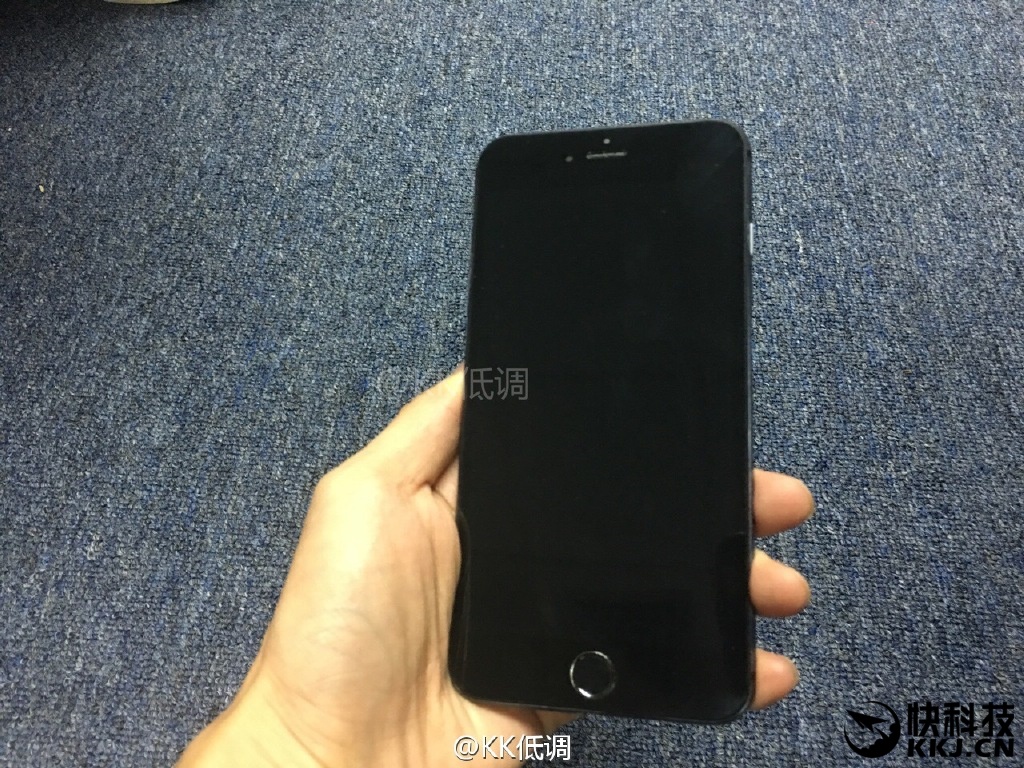 Черный iPhone 7 Plus вновь попозировал перед камерой